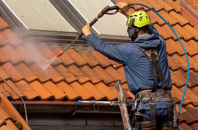 Démoussage et hydrofuge de toiture à Sauzon